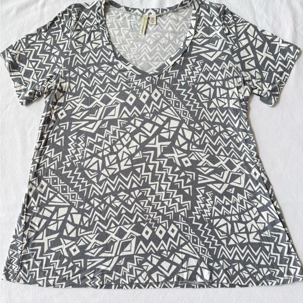 Shannon Passero Gray and White Geometric V-Neck Short Sleeve Top